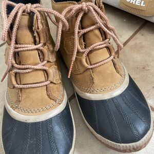 Sorel Tan and Black Boots